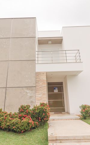Casa de condomínio à venda com 410m², 4 quartos e 5 vagas Casa de condomínio à venda com 410m², 4 quartos e 5 vagasFachada