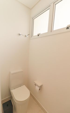 Casa de condomínio à venda com 410m², 4 quartos e 5 vagas Casa de condomínio à venda com 410m², 4 quartos e 5 vagasBanheiro Social