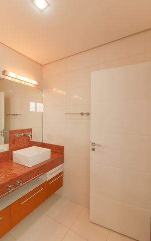 Casa de condomínio à venda com 410m², 4 quartos e 5 vagas Casa de condomínio à venda com 410m², 4 quartos e 5 vagasBanheiro Suíte 1