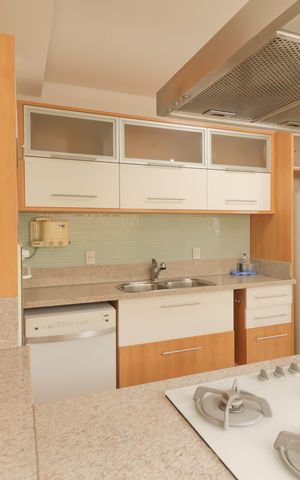 Casa de condomínio à venda com 410m², 4 quartos e 5 vagas Casa de condomínio à venda com 410m², 4 quartos e 5 vagasCozinha
