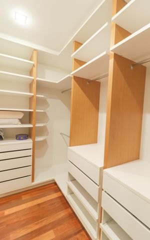 Casa de condomínio à venda com 410m², 4 quartos e 5 vagas Casa de condomínio à venda com 410m², 4 quartos e 5 vagasCloset Suíte 1