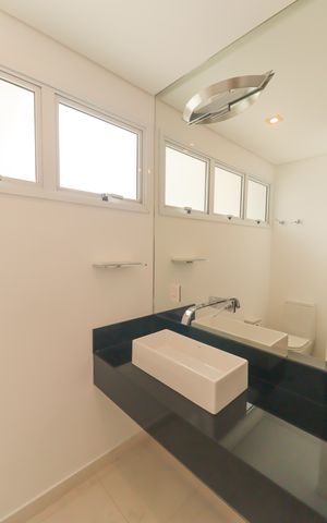 Casa de condomínio à venda com 410m², 4 quartos e 5 vagas Casa de condomínio à venda com 410m², 4 quartos e 5 vagasBanheiro Social