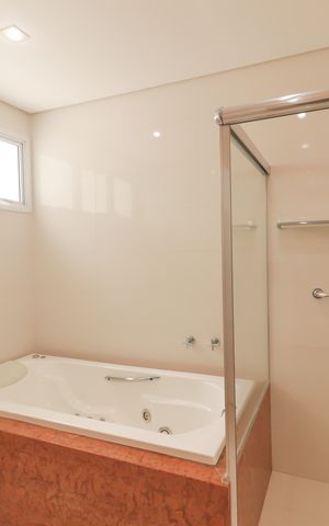 Casa de condomínio à venda com 410m², 4 quartos e 5 vagas Casa de condomínio à venda com 410m², 4 quartos e 5 vagasBanheiro Suíte 1