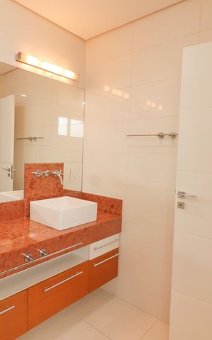 Casa de condomínio à venda com 410m², 4 quartos e 5 vagas Casa de condomínio à venda com 410m², 4 quartos e 5 vagasBanheiro Suíte 1