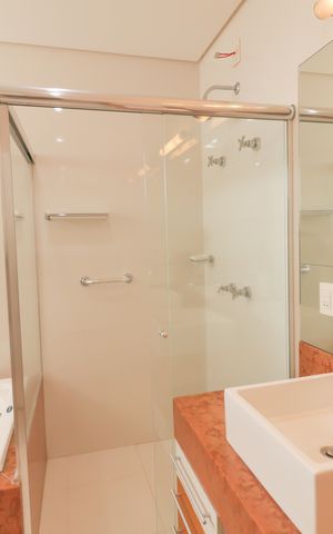 Casa de condomínio à venda com 410m², 4 quartos e 5 vagas Casa de condomínio à venda com 410m², 4 quartos e 5 vagasBanheiro Suíte 1