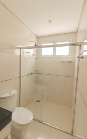 Casa de condomínio à venda com 410m², 4 quartos e 5 vagas Casa de condomínio à venda com 410m², 4 quartos e 5 vagasBanheiro Suíte 4