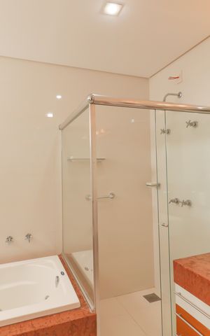Casa de condomínio à venda com 410m², 4 quartos e 5 vagas Casa de condomínio à venda com 410m², 4 quartos e 5 vagasBanheiro Suíte 1