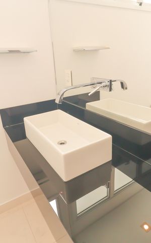 Casa de condomínio à venda com 410m², 4 quartos e 5 vagas Casa de condomínio à venda com 410m², 4 quartos e 5 vagasBanheiro Social