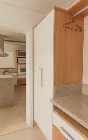 Casa de condomínio à venda com 410m², 4 quartos e 5 vagas Casa de condomínio à venda com 410m², 4 quartos e 5 vagasCozinha