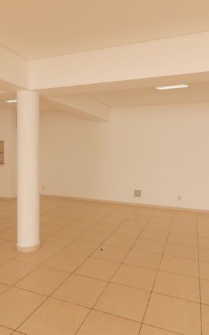 Casa de condomínio à venda com 410m², 4 quartos e 5 vagas Casa de condomínio à venda com 410m², 4 quartos e 5 vagasÁrea comum