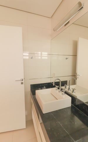 Casa de condomínio à venda com 410m², 4 quartos e 5 vagas Casa de condomínio à venda com 410m², 4 quartos e 5 vagasBanheiro Suíte 4