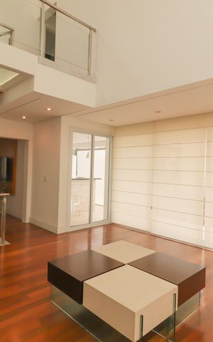 Casa de condomínio à venda com 410m², 4 quartos e 5 vagas Casa de condomínio à venda com 410m², 4 quartos e 5 vagasSala