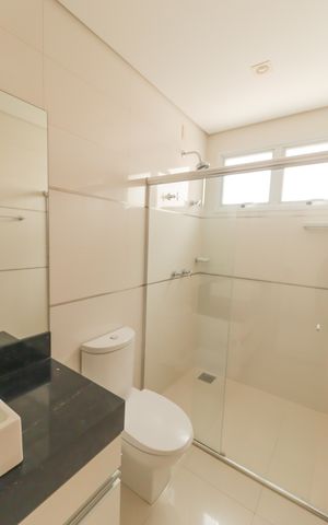 Casa de condomínio à venda com 410m², 4 quartos e 5 vagas Casa de condomínio à venda com 410m², 4 quartos e 5 vagasBanheiro Suíte 4
