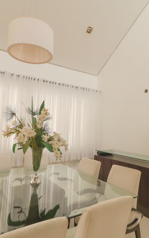 Casa de condomínio à venda com 410m², 4 quartos e 5 vagas Casa de condomínio à venda com 410m², 4 quartos e 5 vagasSala