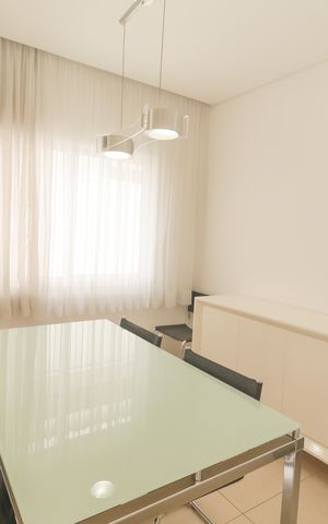 Casa de condomínio à venda com 410m², 4 quartos e 5 vagas Casa de condomínio à venda com 410m², 4 quartos e 5 vagasEscritório
