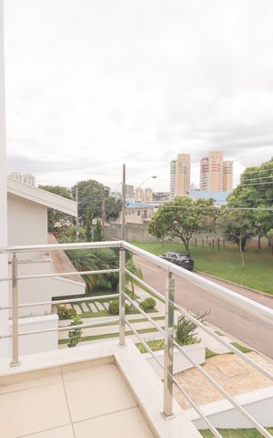 Casa de condomínio à venda com 410m², 4 quartos e 5 vagas Casa de condomínio à venda com 410m², 4 quartos e 5 vagasSacada Suíte 1