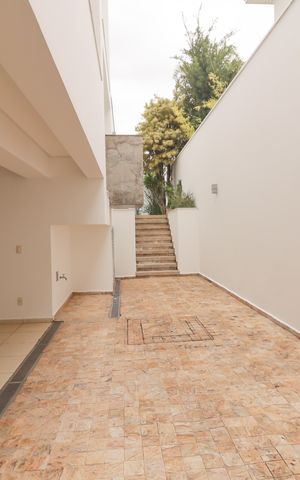 Casa de condomínio à venda com 410m², 4 quartos e 5 vagas Casa de condomínio à venda com 410m², 4 quartos e 5 vagasÁrea comum