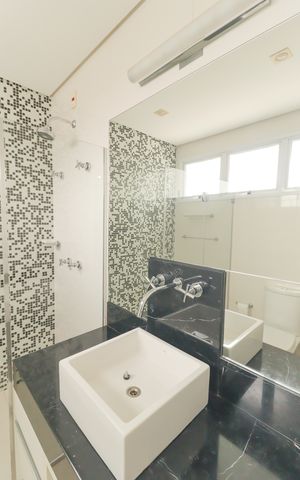 Casa de condomínio à venda com 410m², 4 quartos e 5 vagas Casa de condomínio à venda com 410m², 4 quartos e 5 vagasBanheiro Suíte 2
