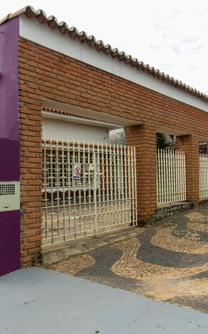 Casa à venda com 168m², 3 quartos e 3 vagas Casa à venda com 168m², 3 quartos e 3 vagasFachada
