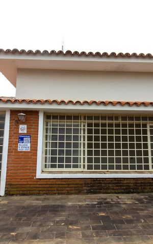 Casa à venda com 168m², 3 quartos e 3 vagas Casa à venda com 168m², 3 quartos e 3 vagasFachada