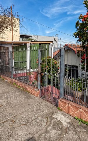 Casa à venda com 380m², 2 quartos e 1 vaga Casa à venda com 380m², 2 quartos e 1 vagaFachada