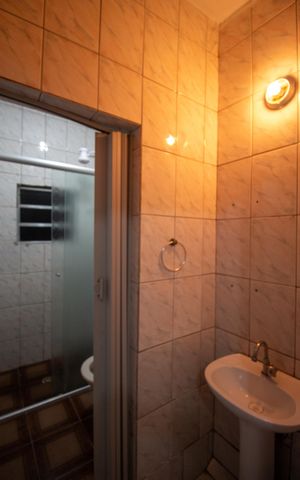 Casa à venda com 121m², 3 quartos e 2 vagas Casa à venda com 121m², 3 quartos e 2 vagasBanheiro