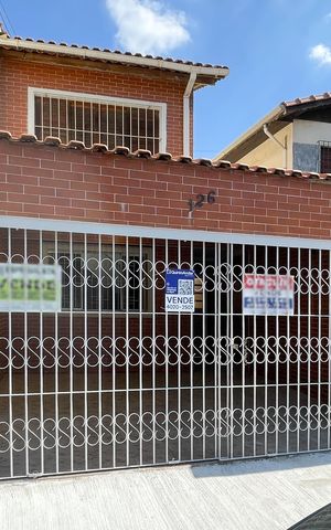 Casa à venda com 90m², 3 quartos e 2 vagas Casa à venda com 90m², 3 quartos e 2 vagasFachada e Placa