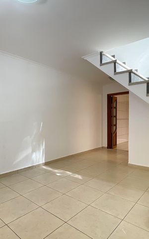 Casa à venda com 90m², 3 quartos e 2 vagas Casa à venda com 90m², 3 quartos e 2 vagasSala