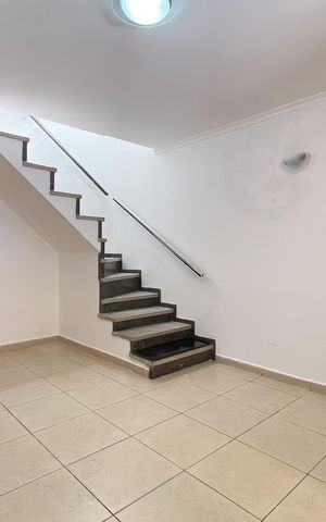 Casa à venda com 90m², 3 quartos e 2 vagas Casa à venda com 90m², 3 quartos e 2 vagasSala