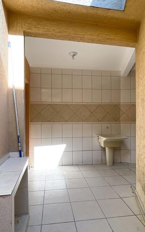Casa à venda com 90m², 3 quartos e 2 vagas Casa à venda com 90m², 3 quartos e 2 vagasÁrea de Serviço