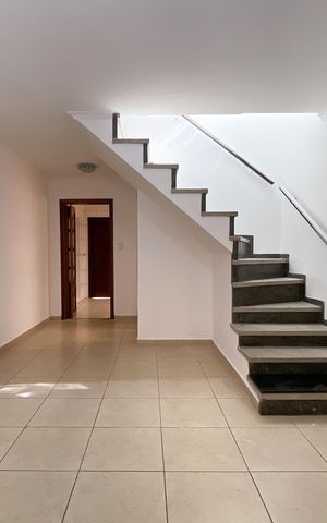 Casa à venda com 90m², 3 quartos e 2 vagas Casa à venda com 90m², 3 quartos e 2 vagasSala