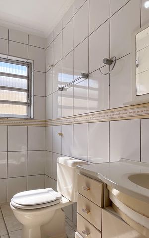 Casa à venda com 90m², 3 quartos e 2 vagas Casa à venda com 90m², 3 quartos e 2 vagasBanheiro Social