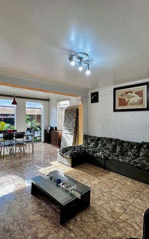 Casa à venda com 190m², 2 quartos e 1 vagaSala