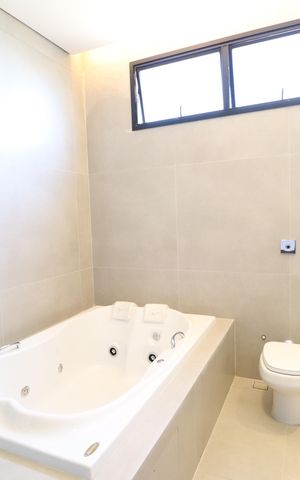 Casa de condomínio para alugar com 370m², 6 quartos e 4 vagasBanheiro Suíte 1