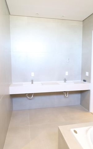 Casa de condomínio para alugar com 370m², 6 quartos e 4 vagasBanheiro Suíte 1