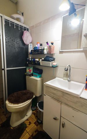 Casa de condomínio à venda com 45m², 2 quartos e sem vaga Casa de condomínio à venda com 45m², 2 quartos e sem vagaBanheiro