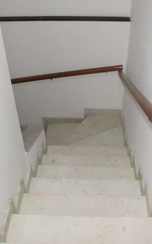 Casa à venda com 200m², 3 quartos e 2 vagasEscada
