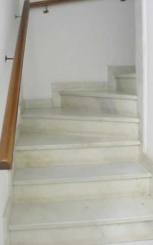 Casa à venda com 200m², 3 quartos e 2 vagasEscada