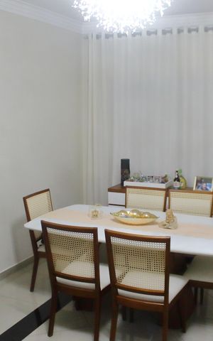 Casa à venda com 200m², 3 quartos e 2 vagasSala