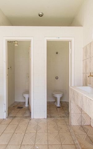 Casa à venda com 340m², 6 quartos e 1 vaga Casa à venda com 340m², 6 quartos e 1 vagaBanheiro