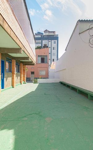 Casa à venda com 340m², 6 quartos e 1 vaga Casa à venda com 340m², 6 quartos e 1 vagaÁrea externa