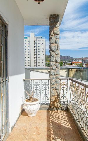 Casa à venda com 340m², 6 quartos e 1 vaga Casa à venda com 340m², 6 quartos e 1 vagaVaranda
