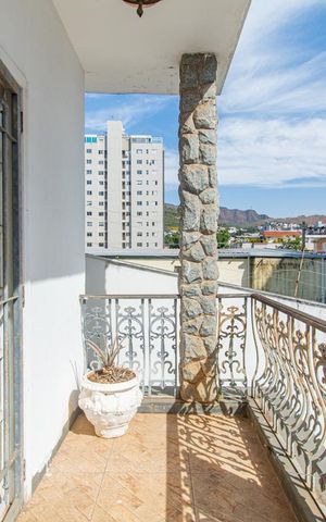 Casa à venda com 340m², 6 quartos e 1 vaga Casa à venda com 340m², 6 quartos e 1 vagaVaranda