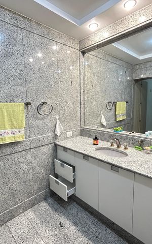 Casa à venda com 350m², 4 quartos e 5 vagasBanheiro da Suíte 1