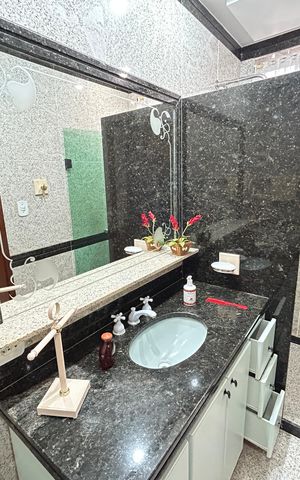Casa à venda com 350m², 4 quartos e 5 vagasBanheiro da Suíte 2