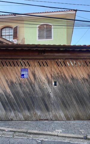 Casa à venda com 150m², 3 quartos e 2 vagas Casa à venda com 150m², 3 quartos e 2 vagasFachada