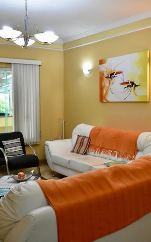 Casa à venda com 200m², 4 quartos e 4 vagas Casa à venda com 200m², 4 quartos e 4 vagasSala