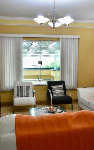 Casa à venda com 200m², 4 quartos e 4 vagas Casa à venda com 200m², 4 quartos e 4 vagasSala