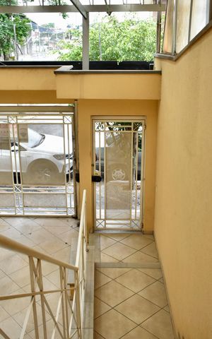 Casa à venda com 200m², 4 quartos e 4 vagas Casa à venda com 200m², 4 quartos e 4 vagasEntrada