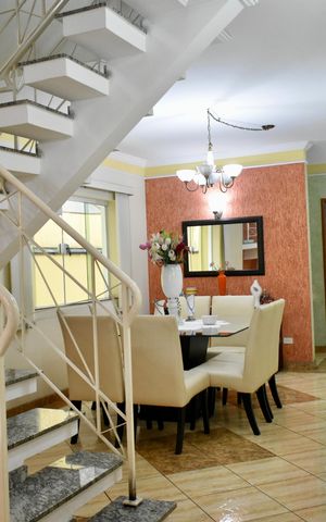 Casa à venda com 200m², 4 quartos e 4 vagas Casa à venda com 200m², 4 quartos e 4 vagasSala